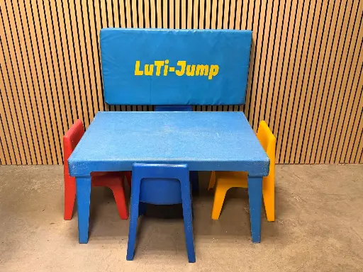 Set van kindertafel met kinderstoelen
